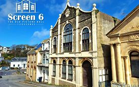 4 Bedroom 'Screen6' By Tunnels Beaches In A Historic Building
